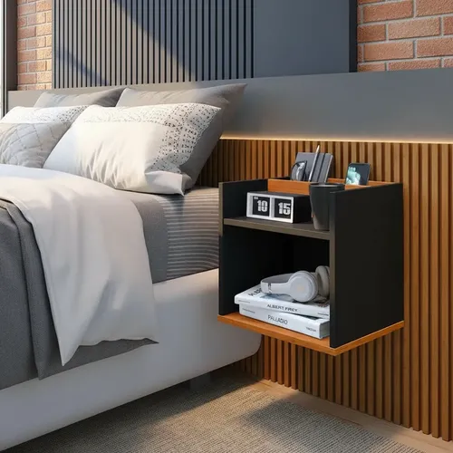 Seu celular, óculos e livro ao alcance da cama